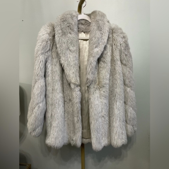 Luxurious Vintage Faux Fur Coat - Picture 2 of 10